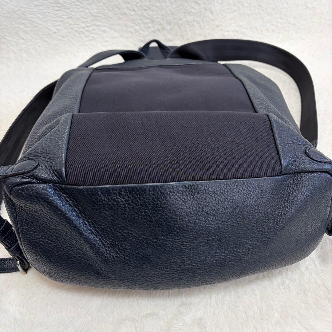 ペッレモルビダ メイデンボヤージュ フラップバックパック リュック レザー 紺色