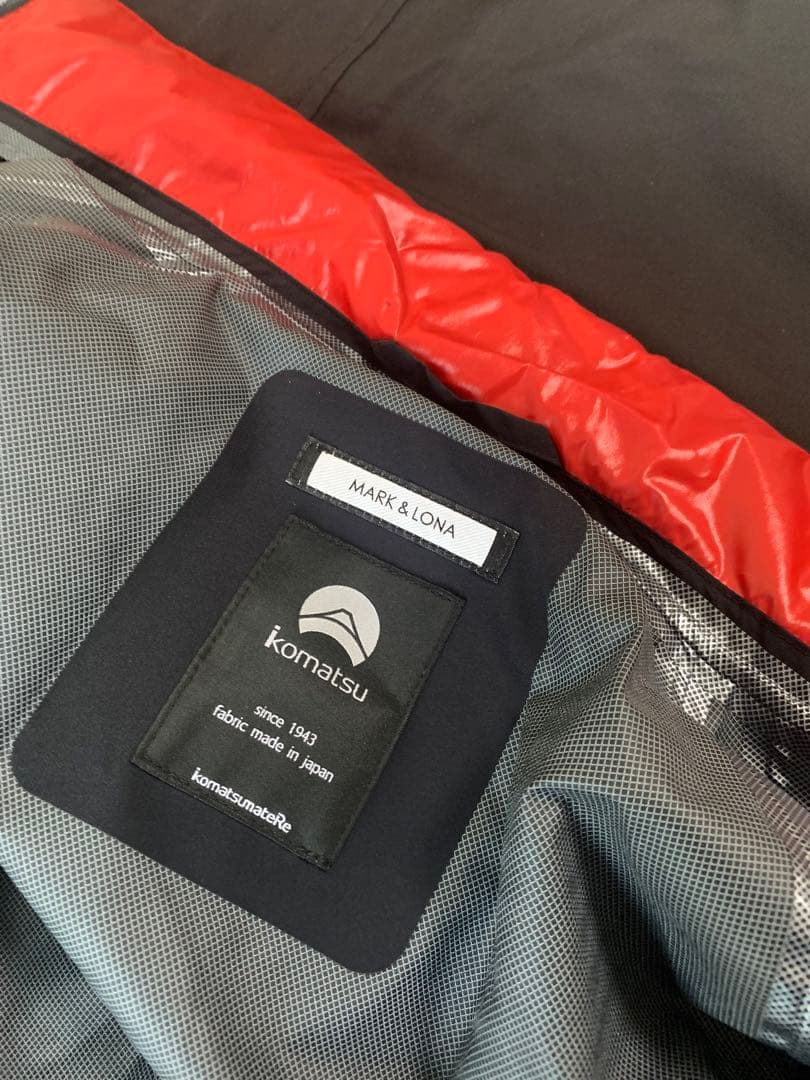 マークアンドロナ　komatsu レインウェア ブラック/レッド