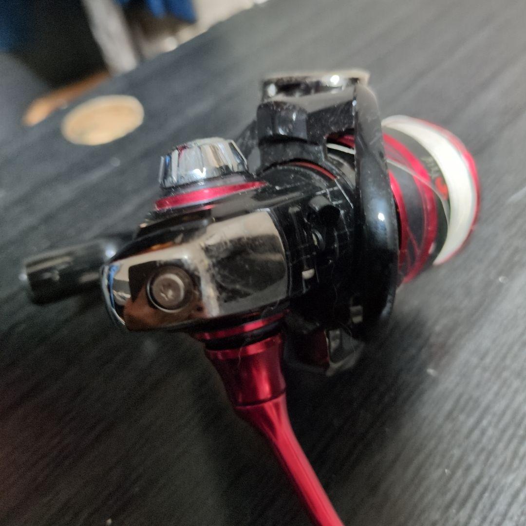 ダイワ スピニングリール 黒/赤