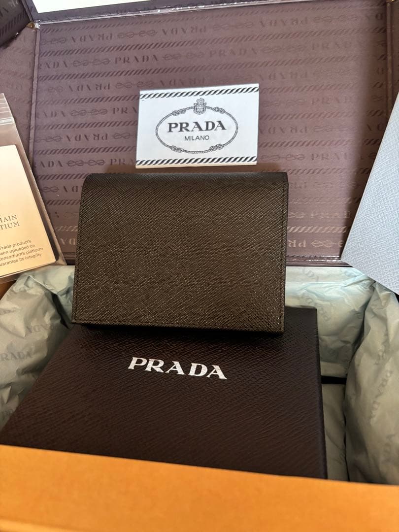 新品　1月3日までの限定価格　プラダ　サフィアーノトライアングル　　　　ゴールド