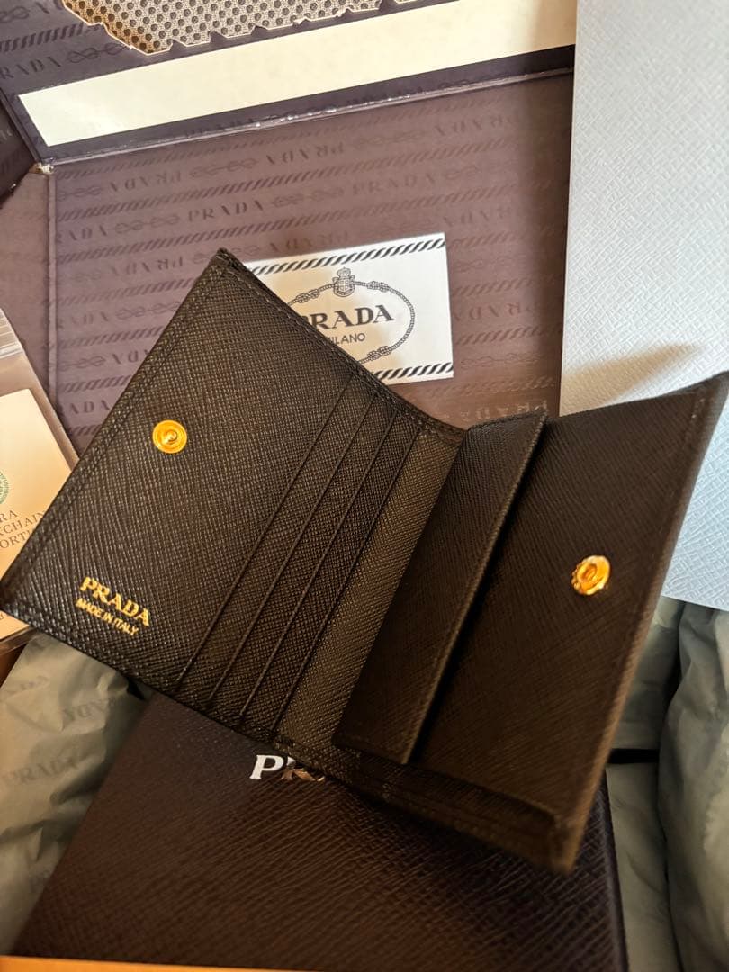 新品　1月3日までの限定価格　プラダ　サフィアーノトライアングル　　　　ゴールド