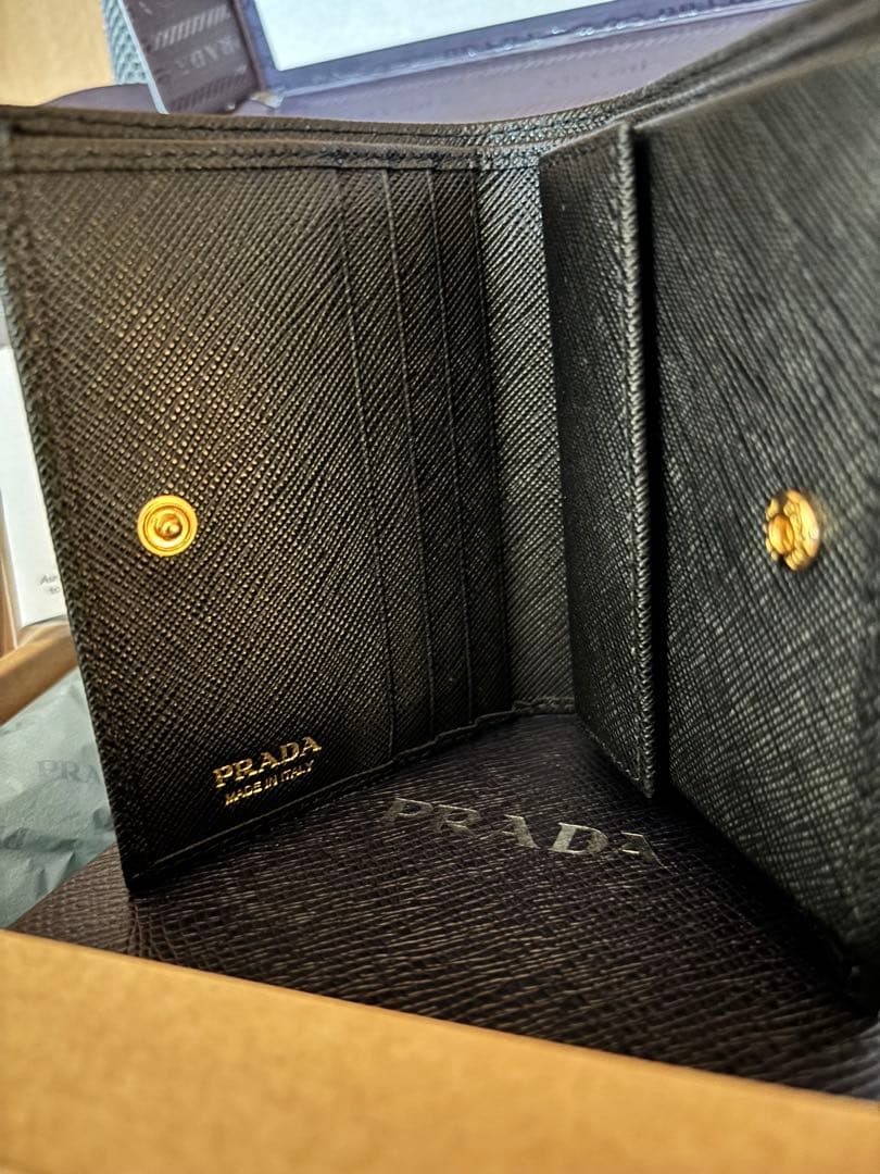 新品　1月3日までの限定価格　プラダ　サフィアーノトライアングル　　　　ゴールド