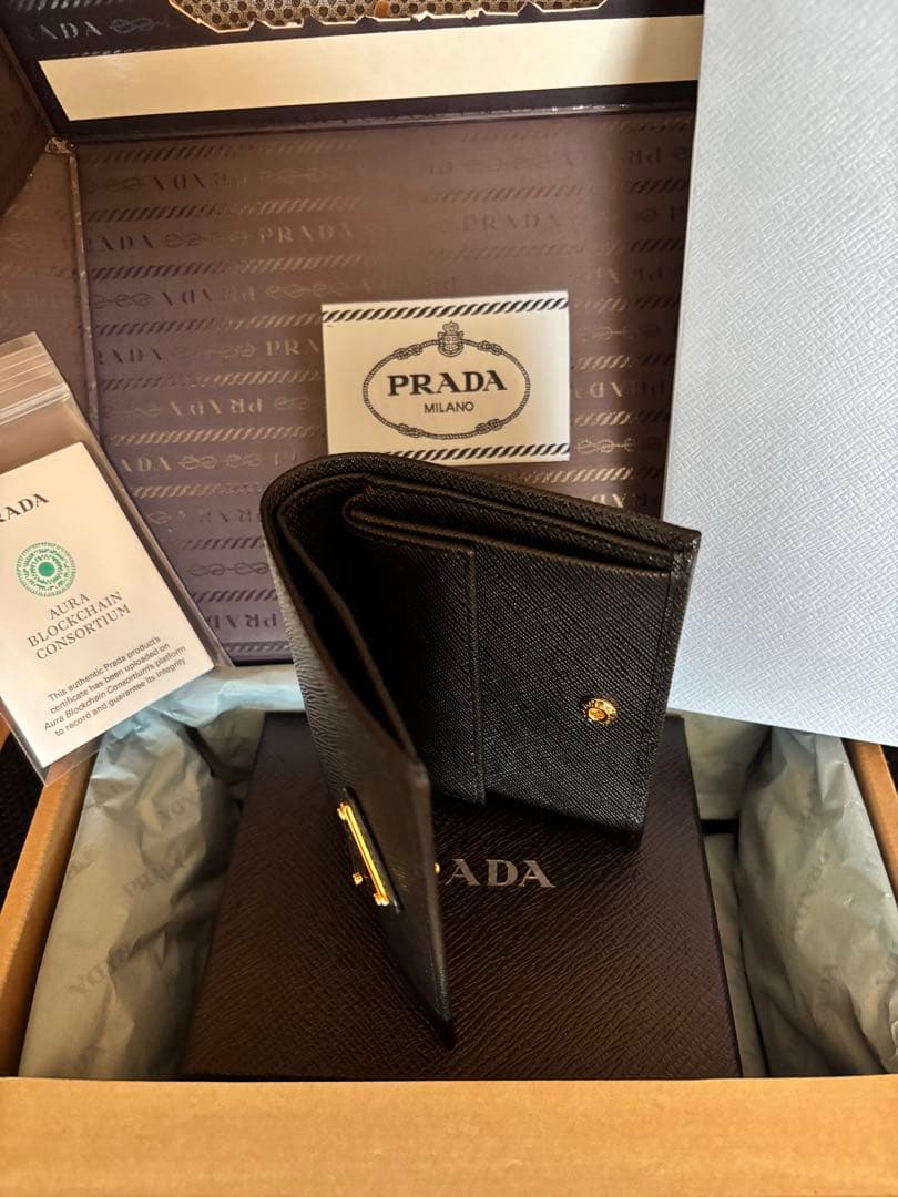 新品　1月3日までの限定価格　プラダ　サフィアーノトライアングル　　　　ゴールド