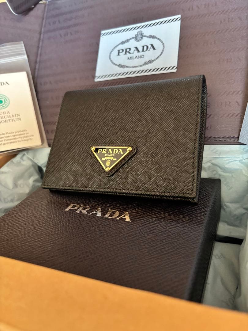 新品　1月3日までの限定価格　プラダ　サフィアーノトライアングル　　　　ゴールド