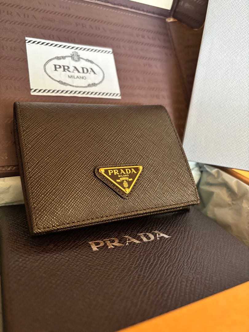 新品　1月3日までの限定価格　プラダ　サフィアーノトライアングル　　　　ゴールド