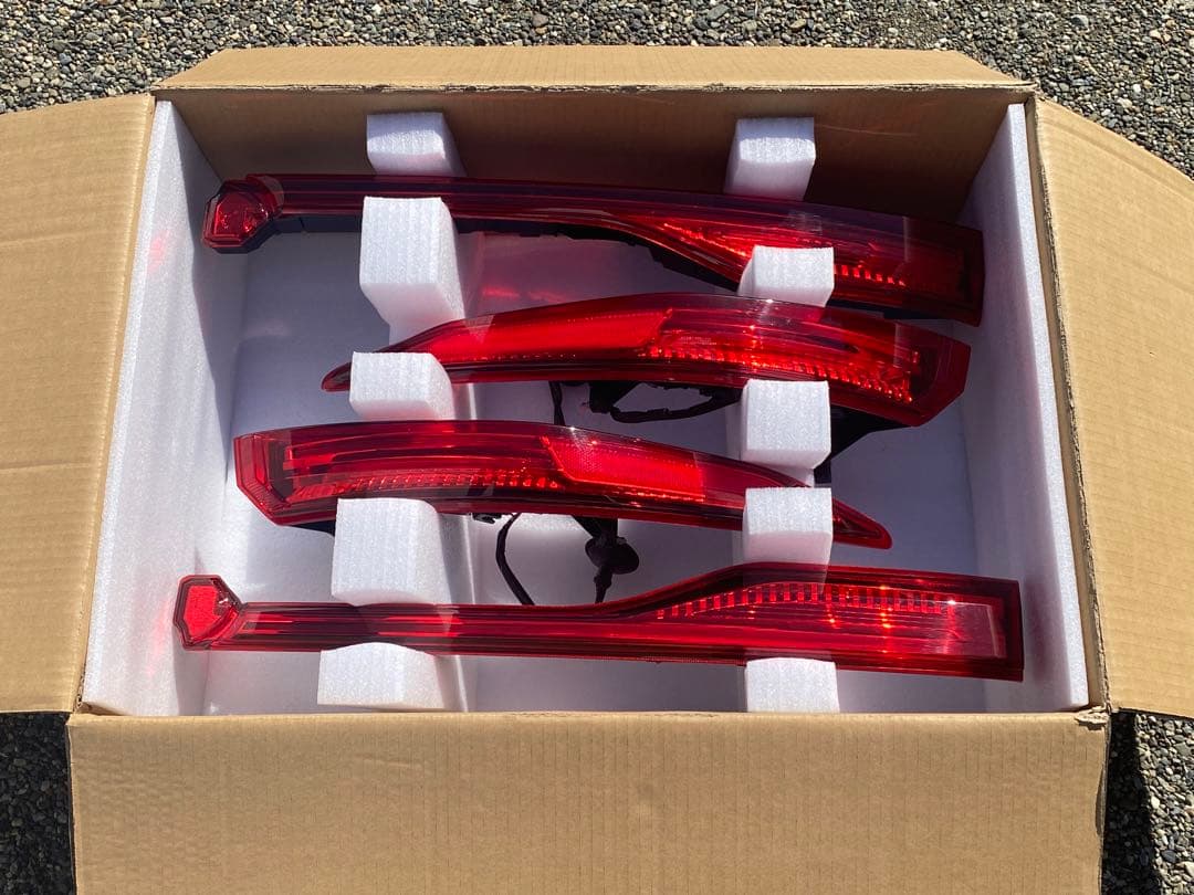 80系ハリアー Zグレード 純正テールランプ 新車外し カプラー付き 4個セット