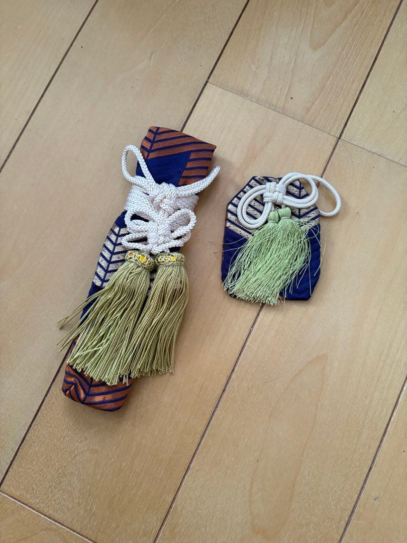 七五三　五歳　男の子袴セット一式　小柄　黒に緑　華やかな袴