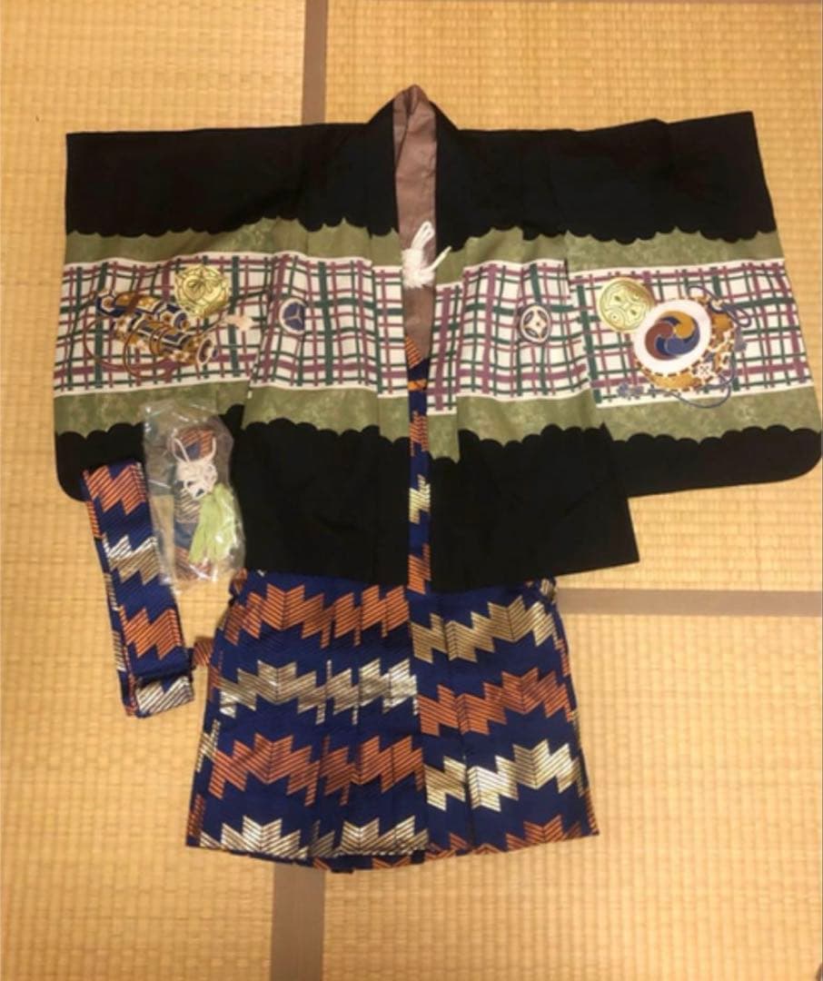 七五三　五歳　男の子袴セット一式　小柄　黒に緑　華やかな袴