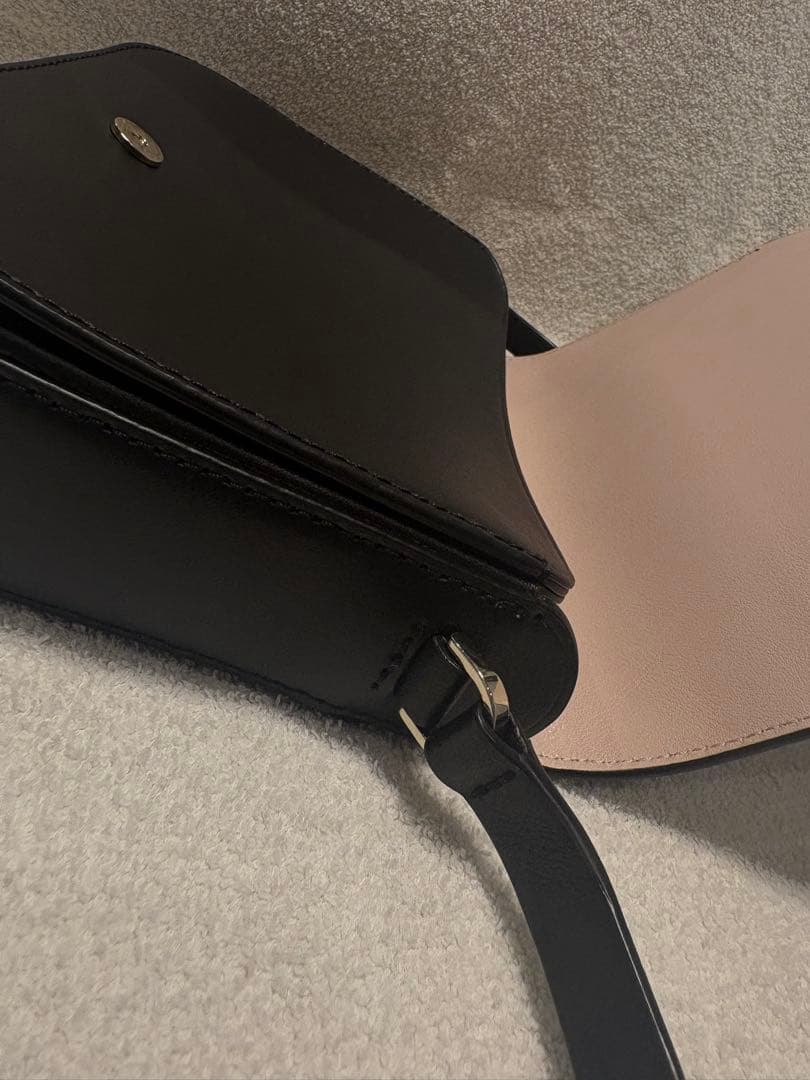 【美品】kate spade ショルダーバッグブラック レザー フラップ斜め掛け