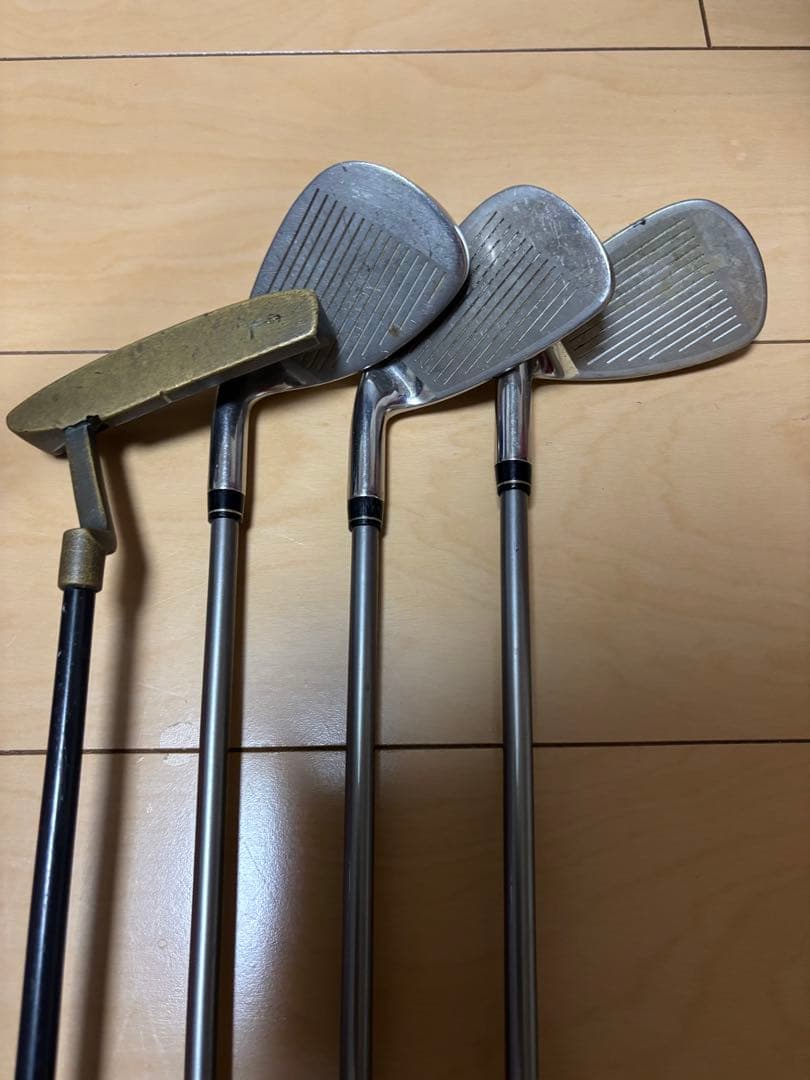 ピンク スタンド式ゴルフバッグ アイアン、パター、ゴルフボール付き