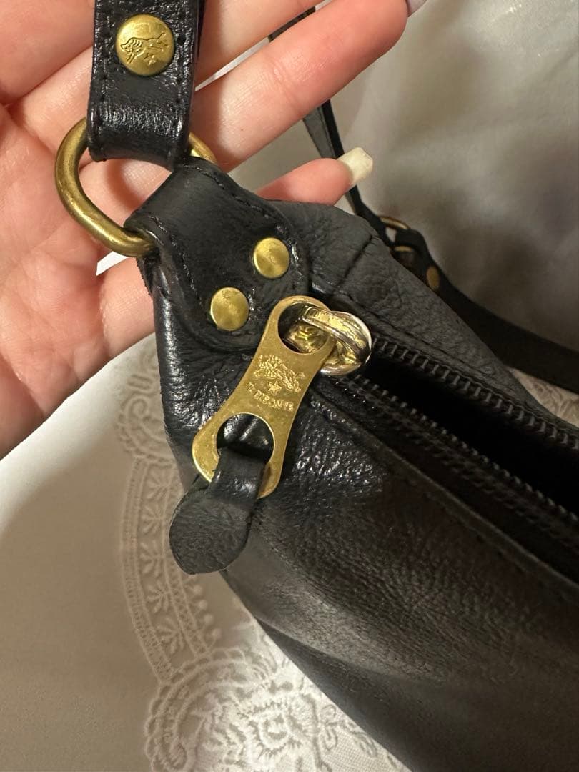 イルビゾンテ 三日月 ショルダーバッグ　黒　ブラック