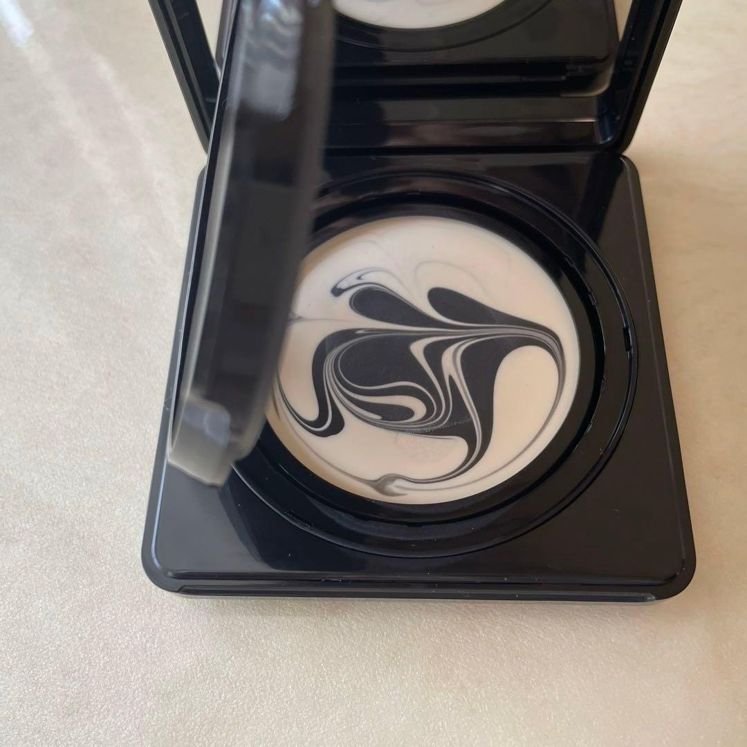 ジバンシイ　ソワンノワールUVコンパクト（日焼け止め）サンプル付き