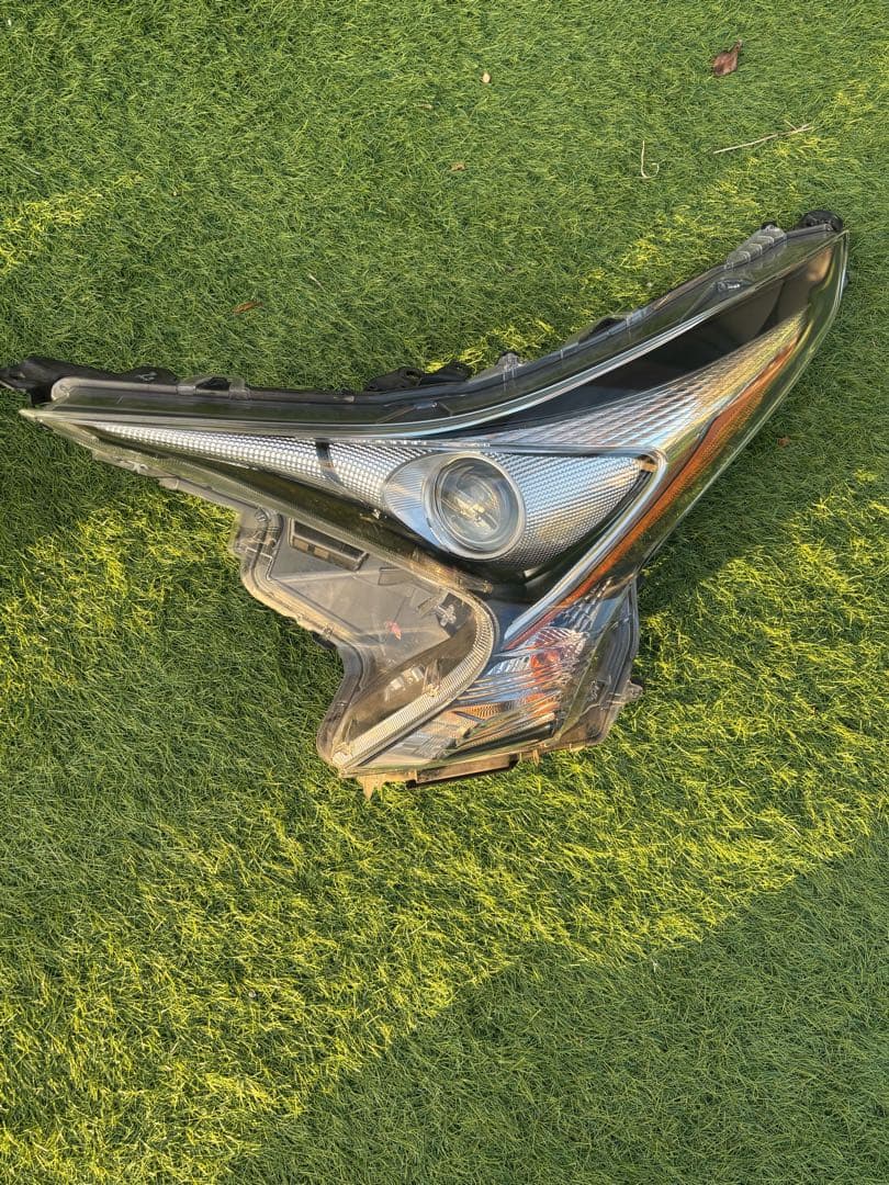 【12/30まで値下げ中】US50プリウス前期　純正ヘッドライト左右