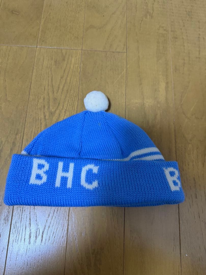 あいいろ　BHCロゴ入り青ニット帽・ポンポン付き　総柄ハンカチ２枚セット