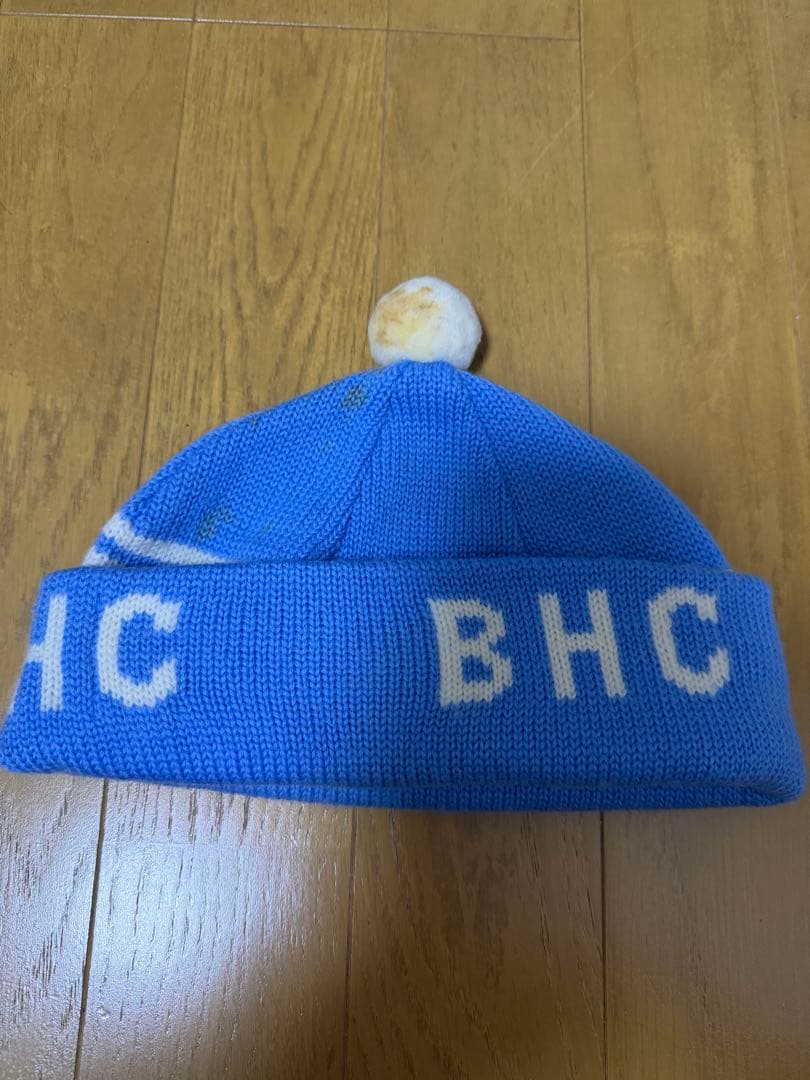 あいいろ　BHCロゴ入り青ニット帽・ポンポン付き　総柄ハンカチ２枚セット