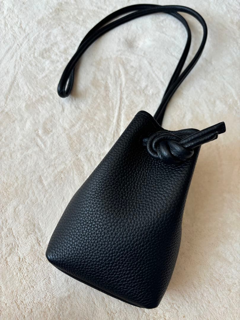 e 　　　VASIC 黒レザー ショルダーバッグ　ボンド　ナ　ノ　ミニ