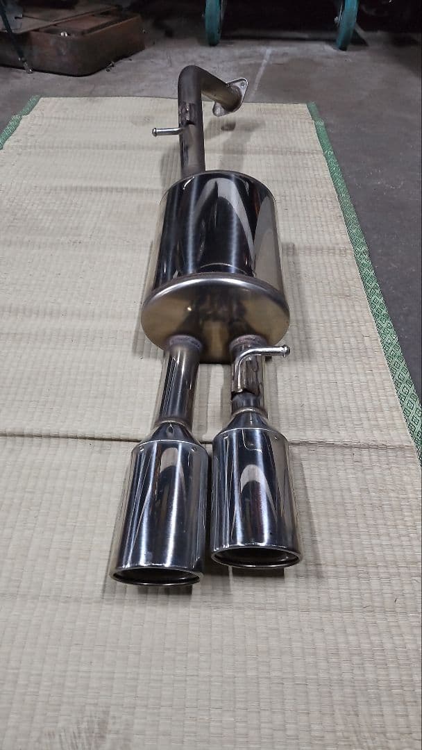 30系プリウス　ガナドールマフラー。