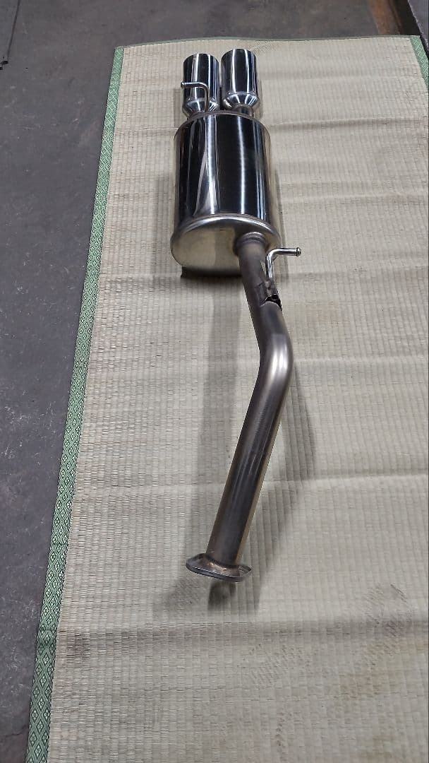 30系プリウス　ガナドールマフラー。