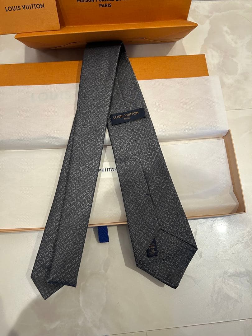 ［新品未使用］LOUIS VUITTON グレー ネクタイ