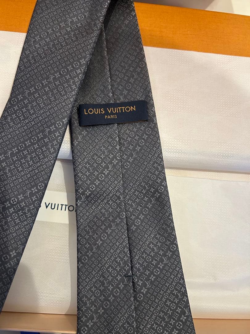 ［新品未使用］LOUIS VUITTON グレー ネクタイ