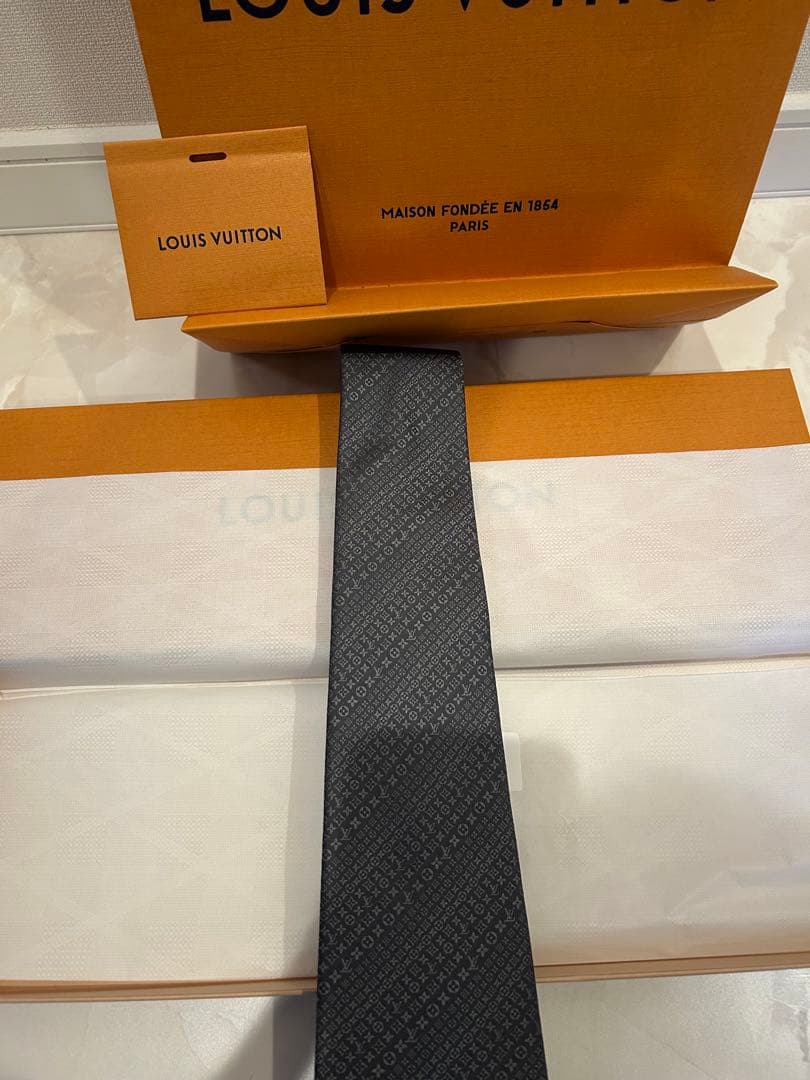 ［新品未使用］LOUIS VUITTON グレー ネクタイ