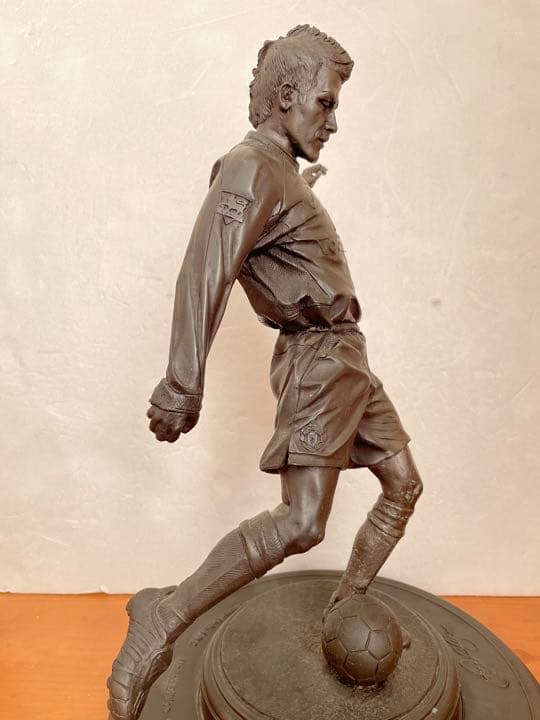 ベッカム　銅像  マンチェスターユナイテッド