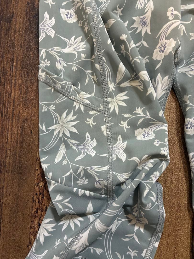 極美　emmi yoga エミヨガ　ヨガウェア　スモークグリーン　M