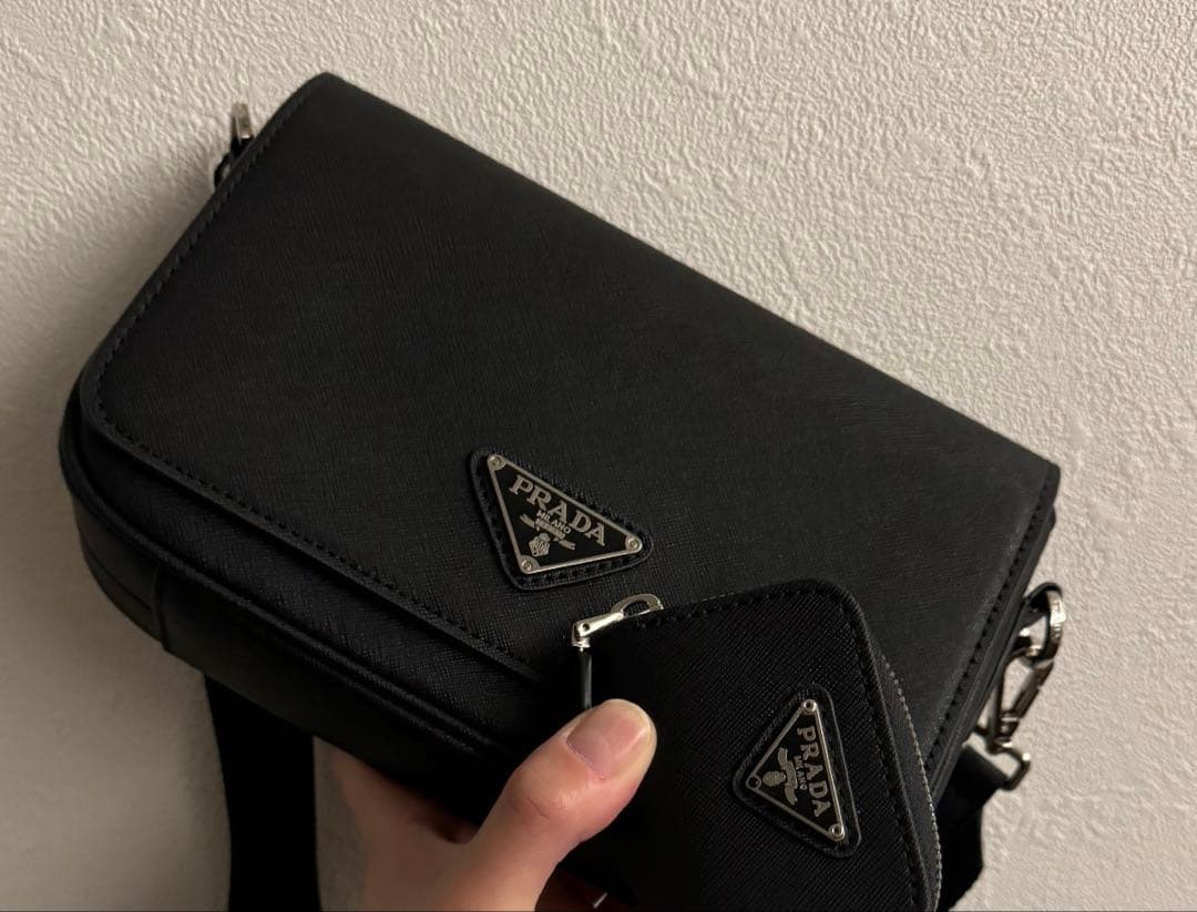 PRADA ブラック ショルダーバッグ　みれい