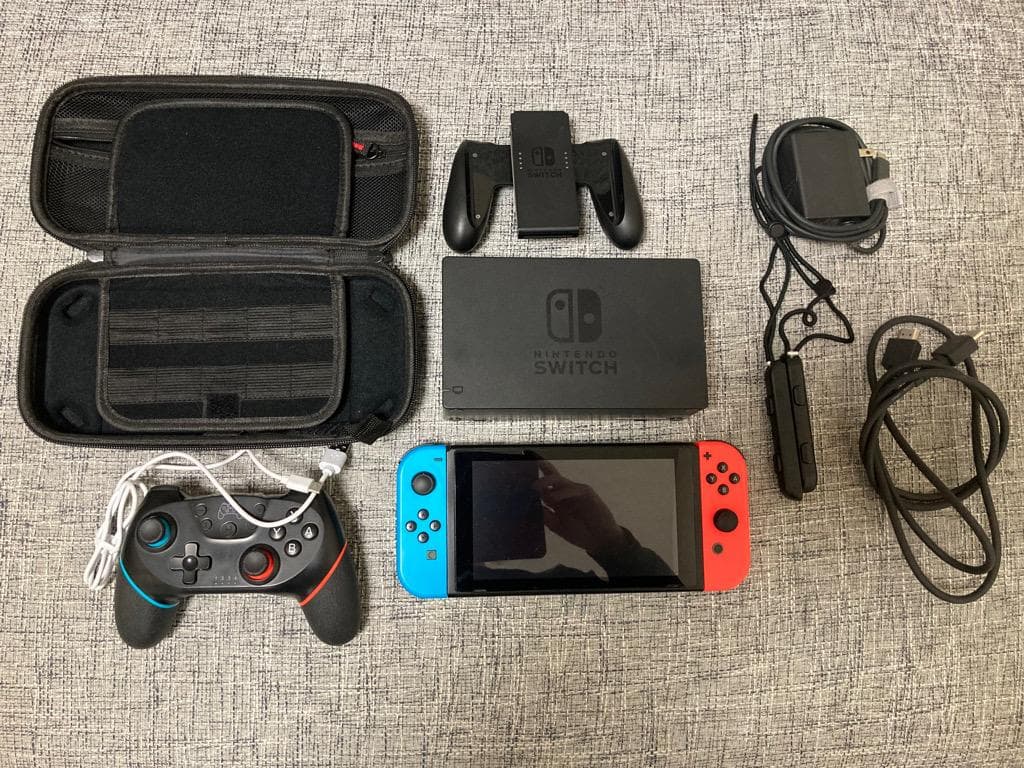 ニンテンドースイッチ Nintendo Switch 本体 赤と黒 付属品あり