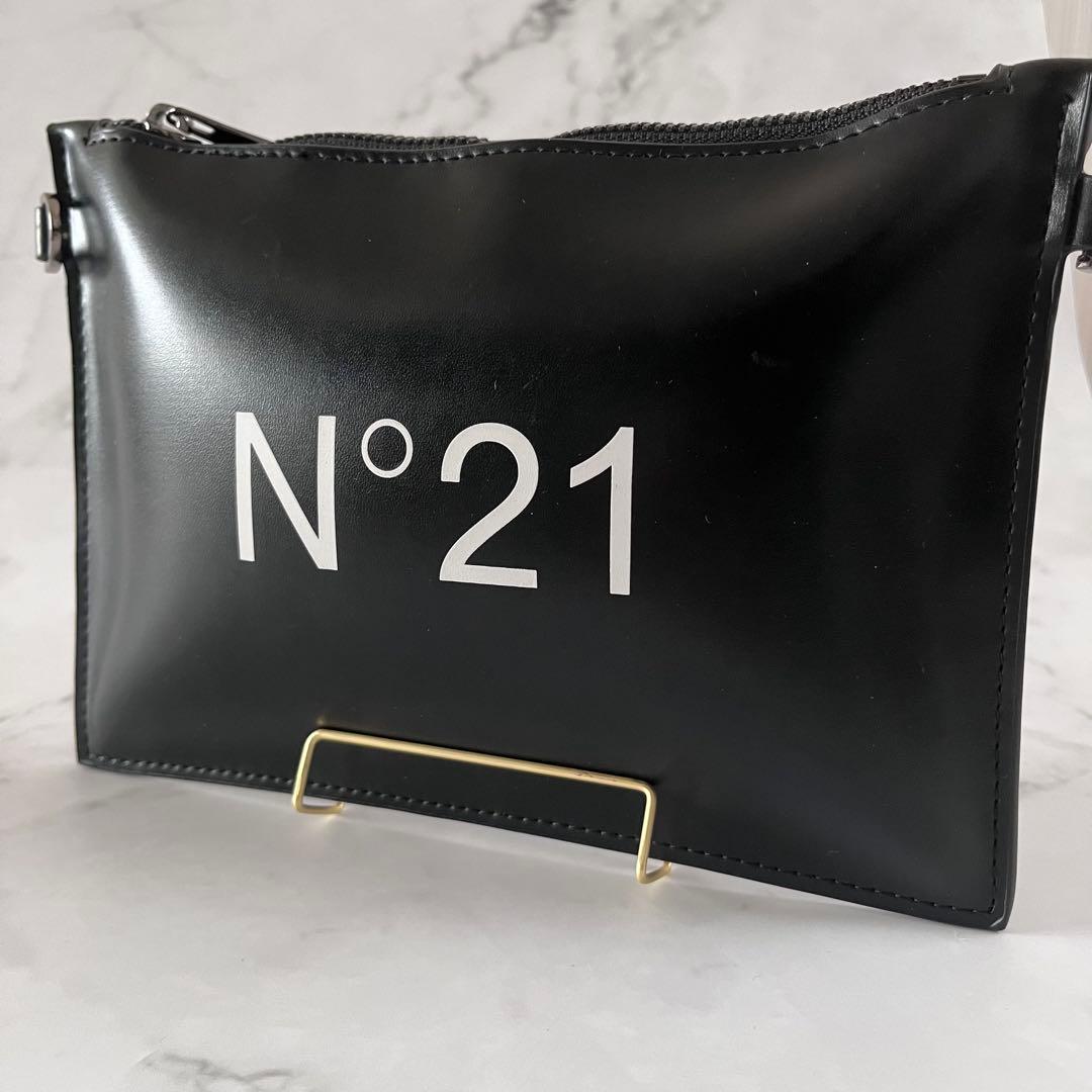 美品　N°21 ブラック フェイクレザー クラッチバッグ　ポーチ