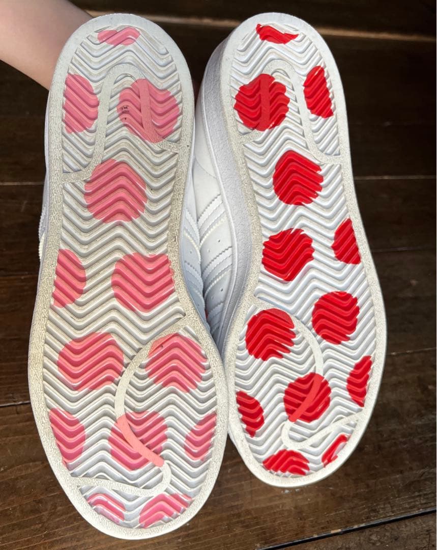 アディダス　スニーカー　ハローキティ