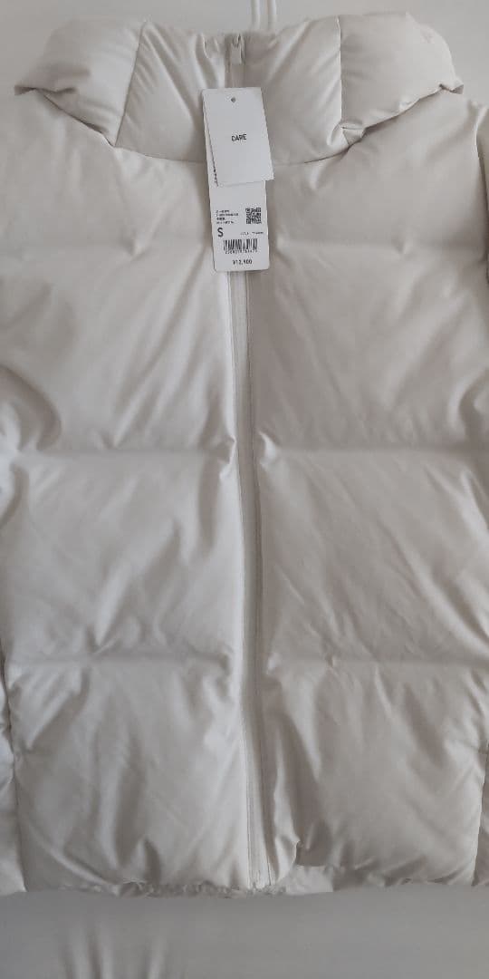 【新品・未使用・タグ付き】UNIQLO　シームレスダウン　オフホワイト　S