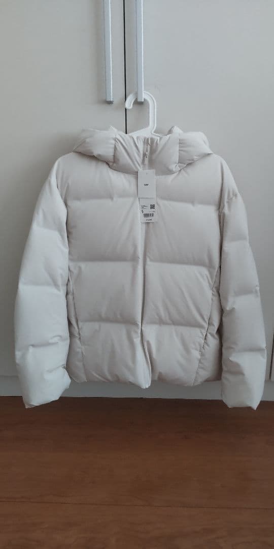【新品・未使用・タグ付き】UNIQLO　シームレスダウン　オフホワイト　S