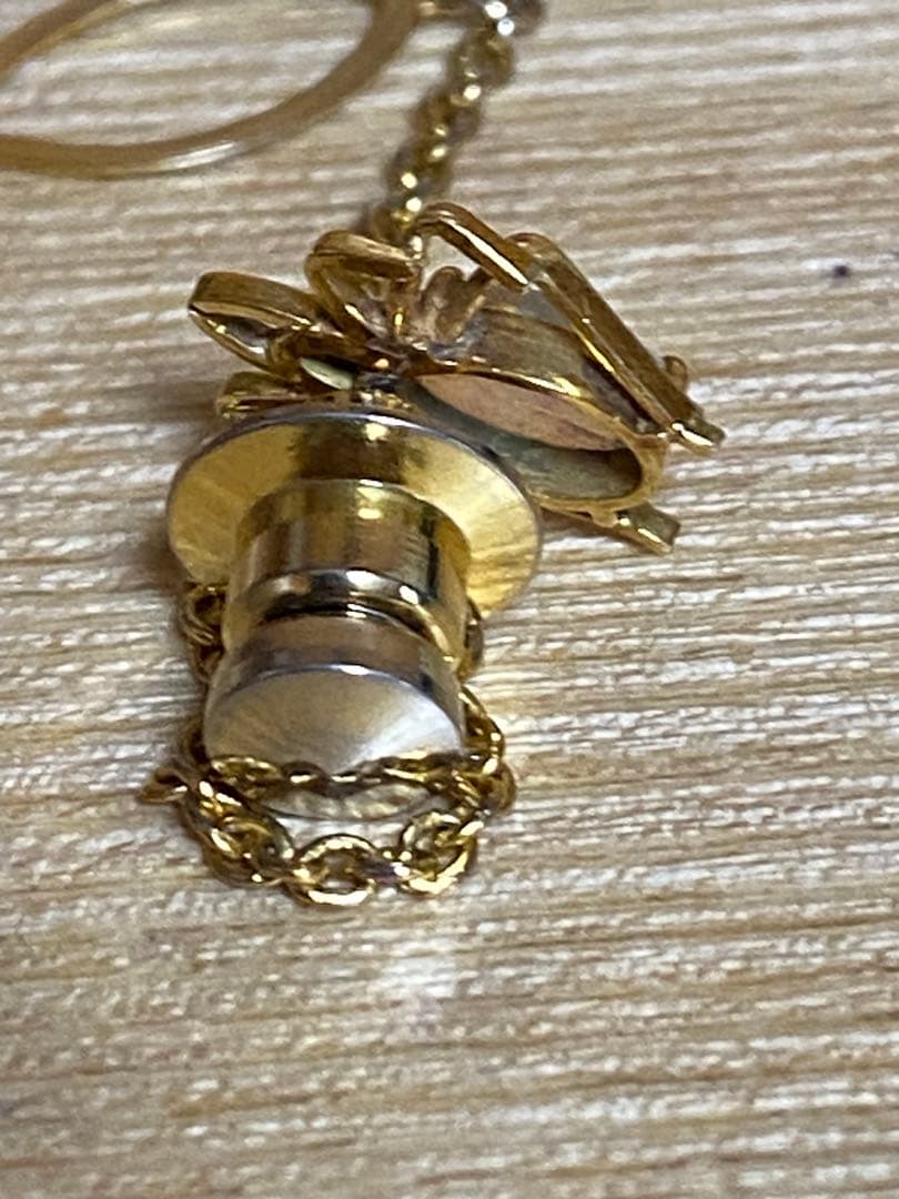 オパールのタイタック