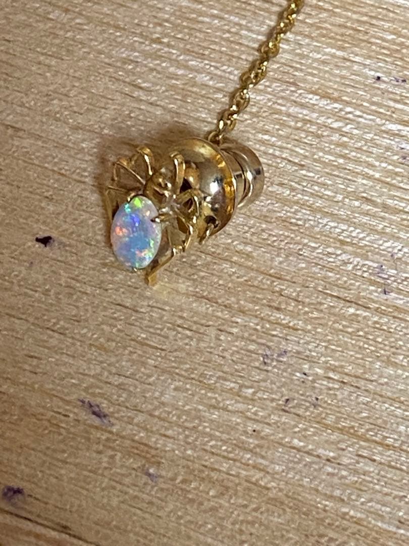 オパールのタイタック