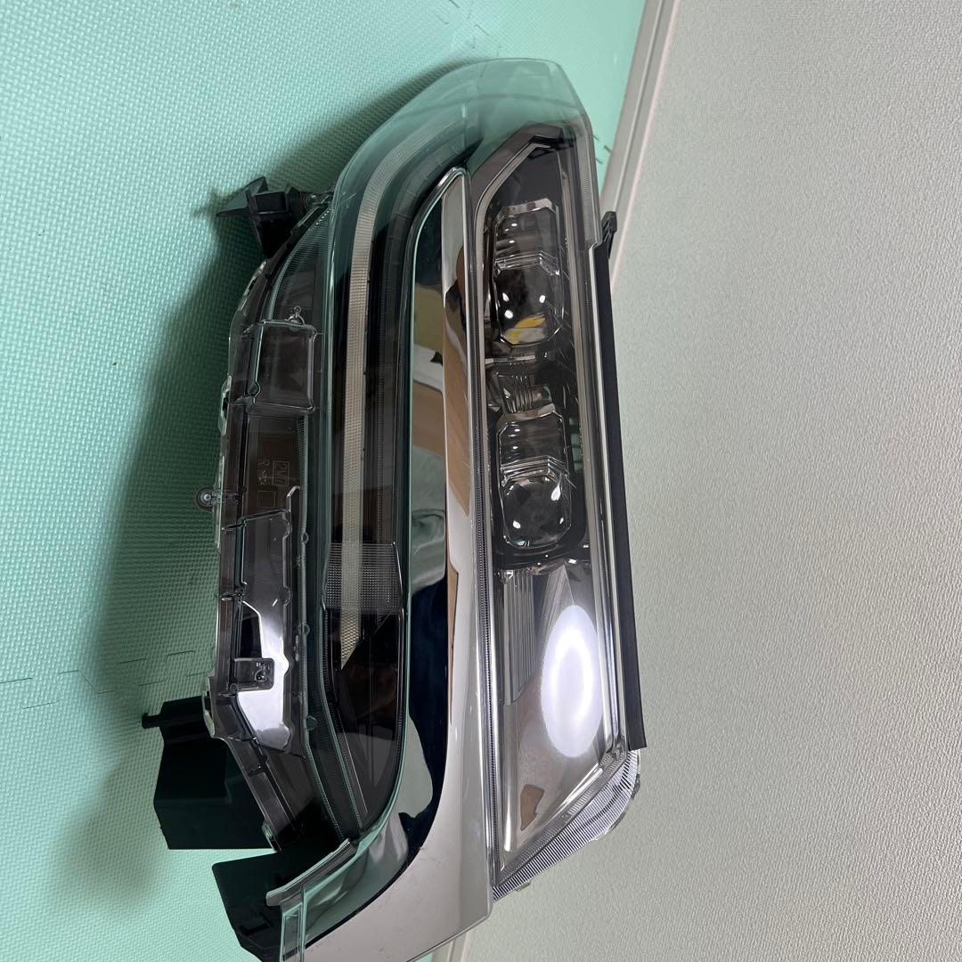 アルファード３０後期　２眼LED左ヘッドライト