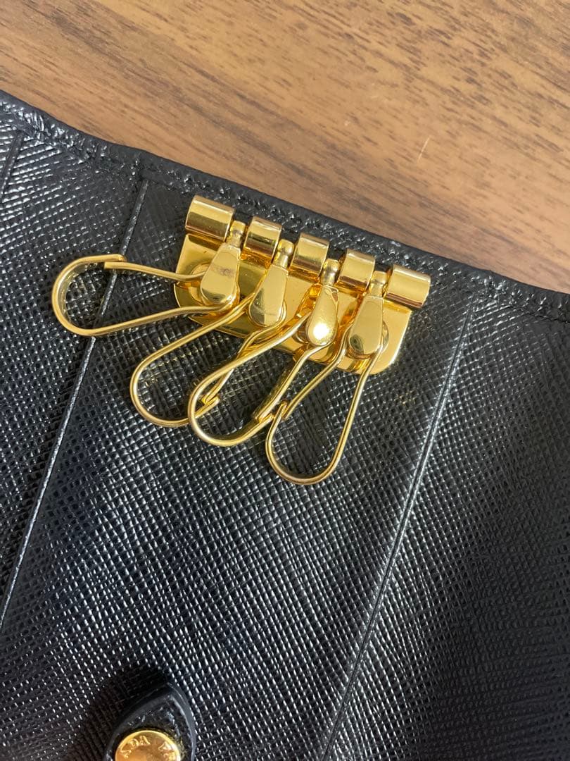 ※枕草子の枕元米PRADA サフィアーノレザー　キーケース