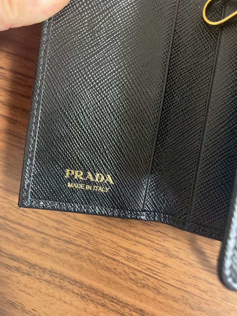 ※枕草子の枕元米PRADA サフィアーノレザー　キーケース