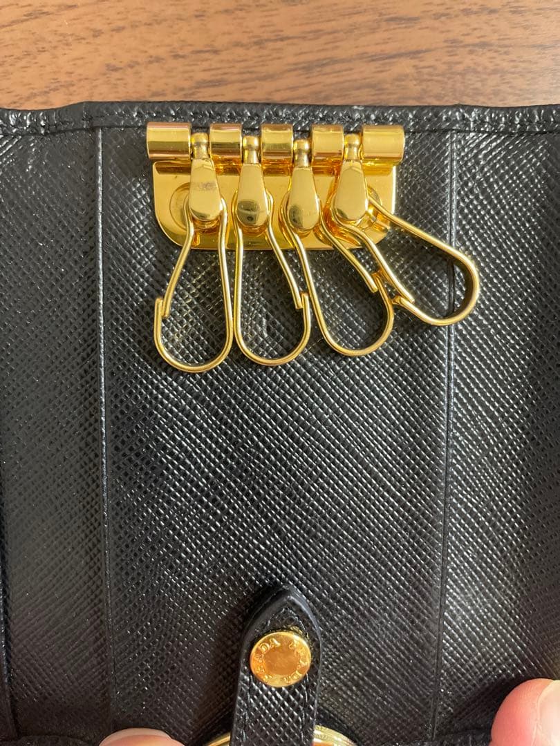 ※枕草子の枕元米PRADA サフィアーノレザー　キーケース