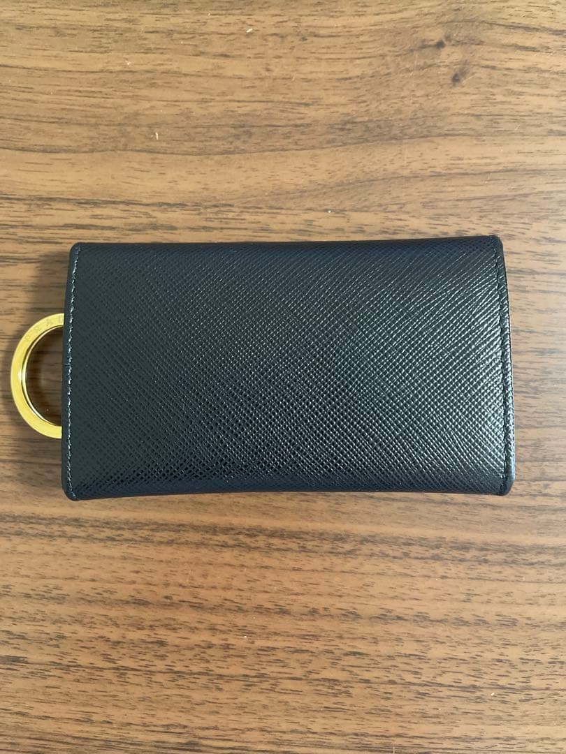 ※枕草子の枕元米PRADA サフィアーノレザー　キーケース