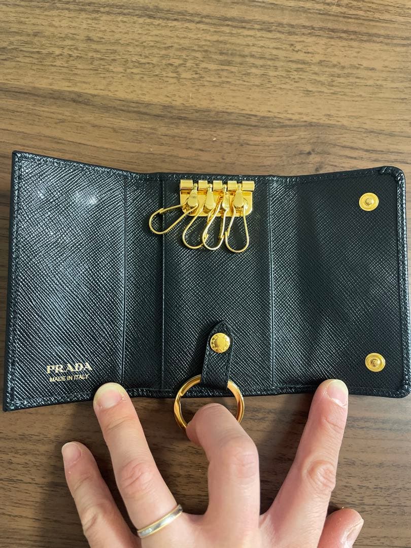 ※枕草子の枕元米PRADA サフィアーノレザー　キーケース