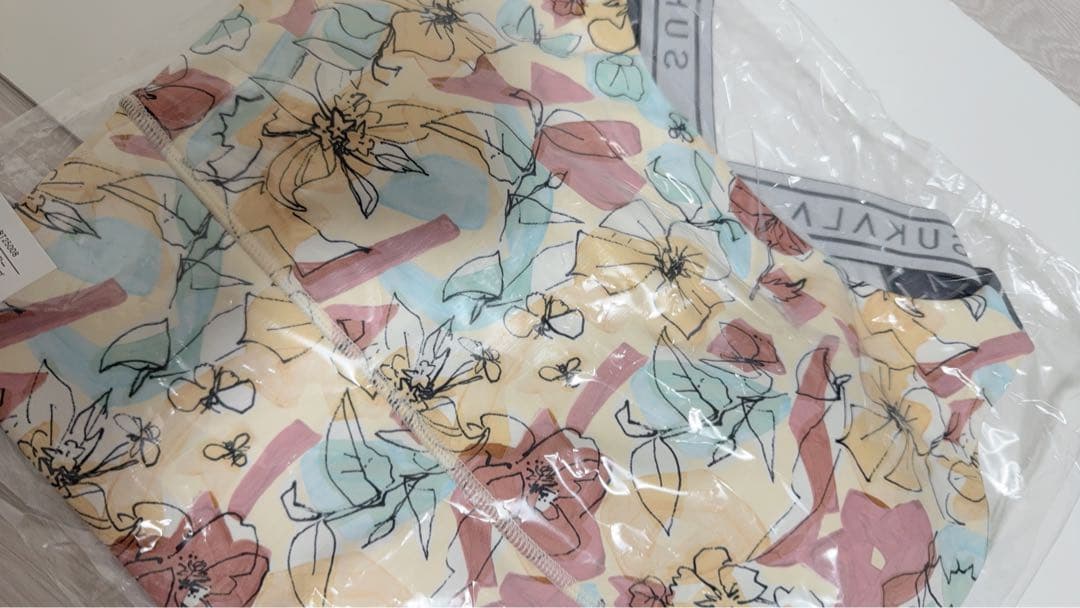 ☆専用さま☆新作☆ 【SUKALA】新作ミックスフラワークロスロゴブラトップ S