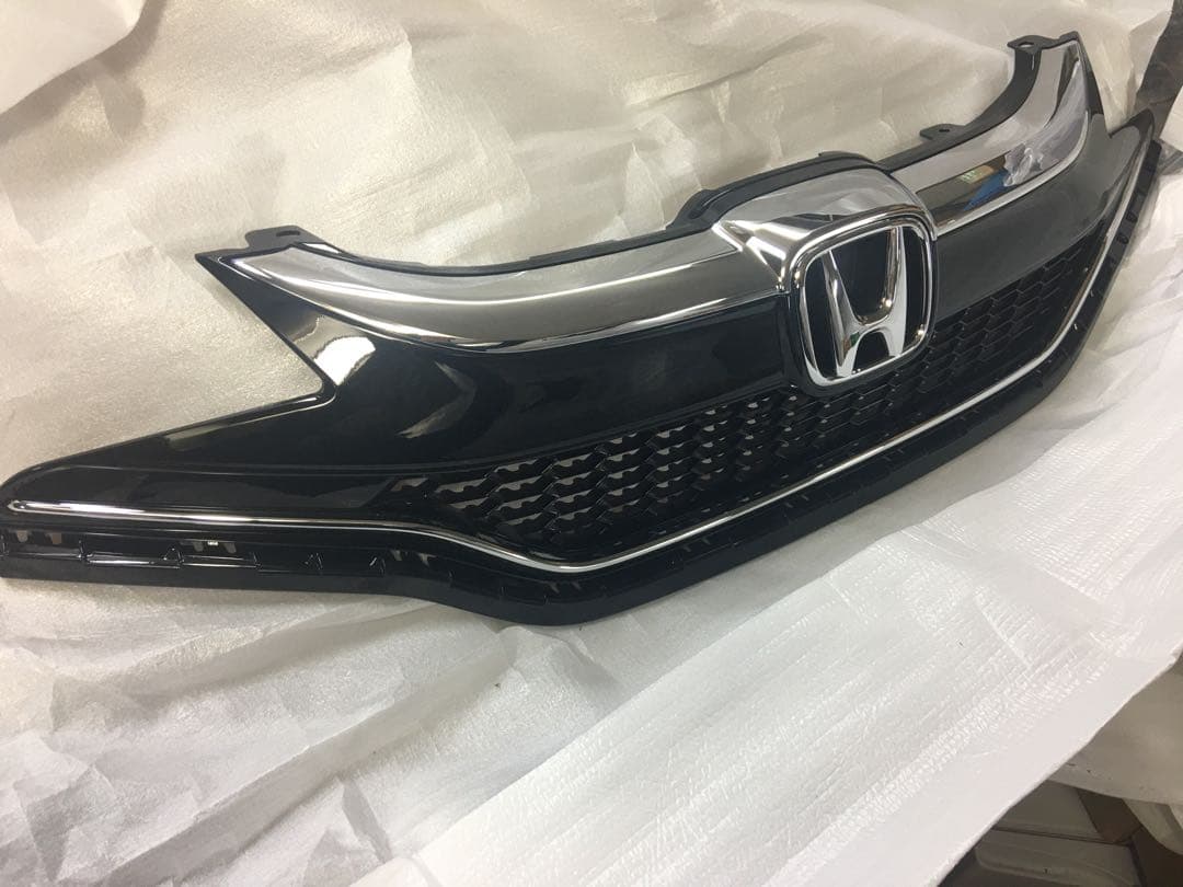 フイット中期GP5純正グリル　新車外し