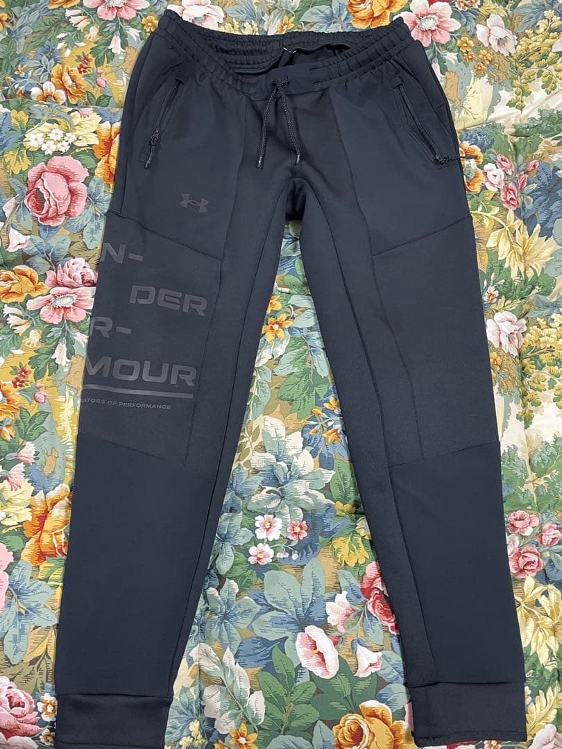 UNDER ARMOUR「ハイブリッド フード パーカー」＋「ジョガーパンツ」