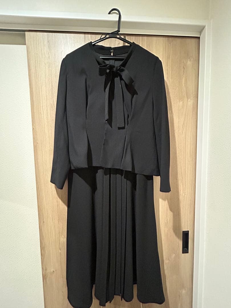 【Yuckey】ノーカラーブラックジャケット&ワンピースのセット