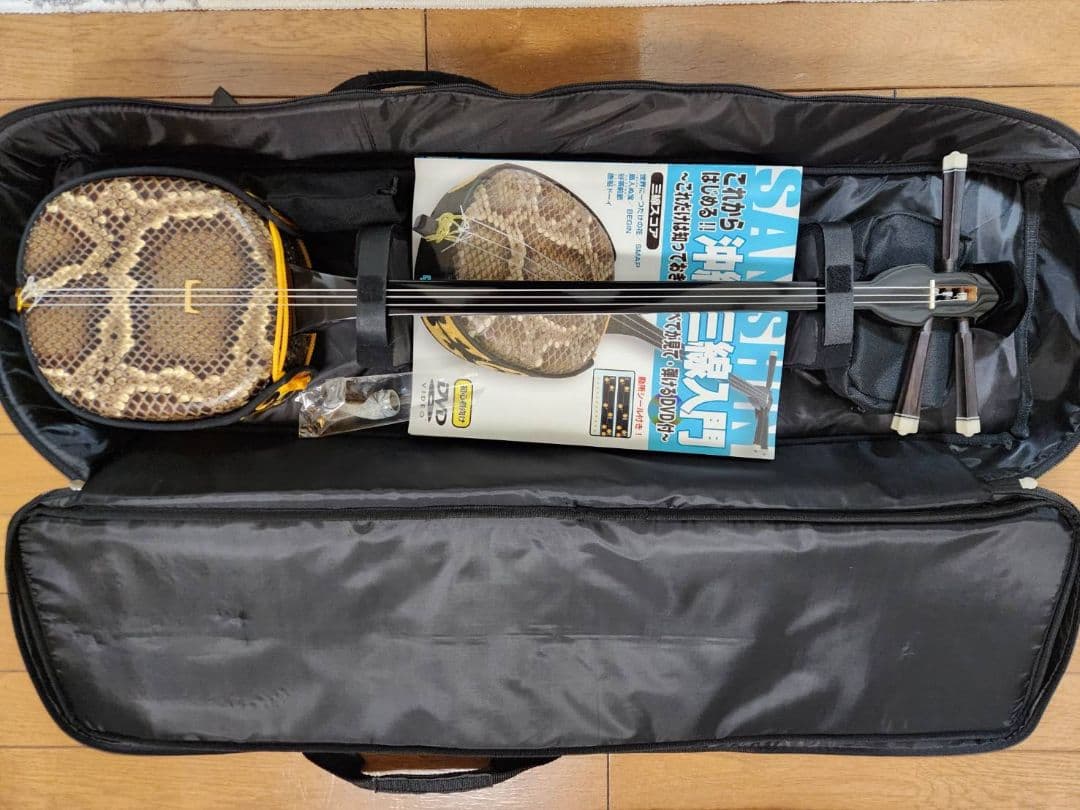 沖縄三線　ヘビ皮 ケース付き