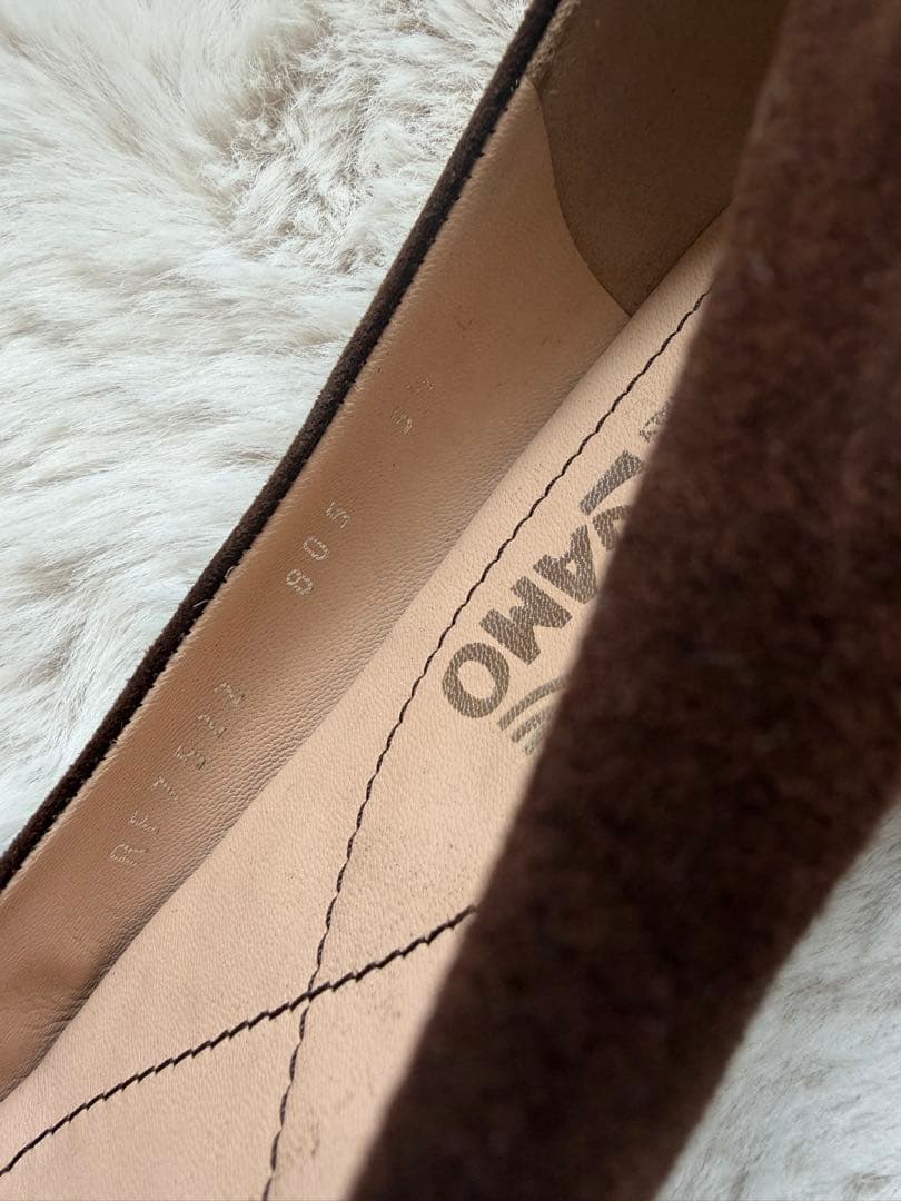 フェラガモ　スウェード　ラウンド　フラットシューズ