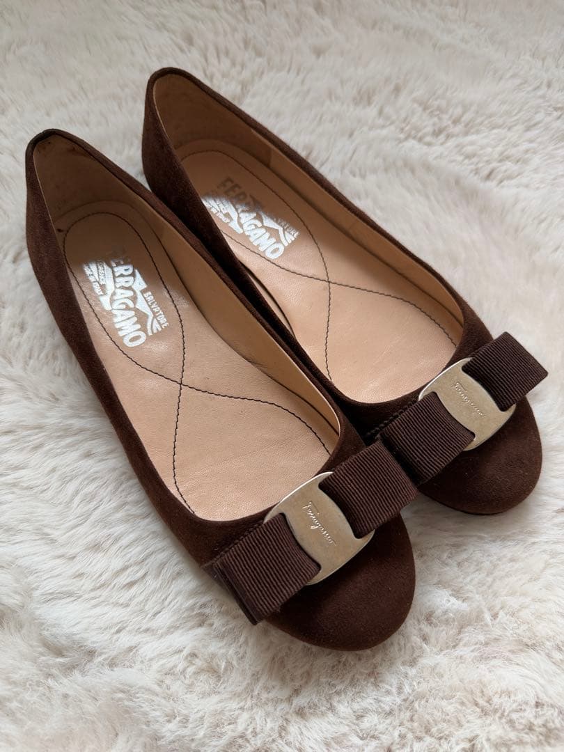 フェラガモ　スウェード　ラウンド　フラットシューズ