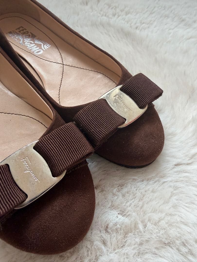 フェラガモ　スウェード　ラウンド　フラットシューズ