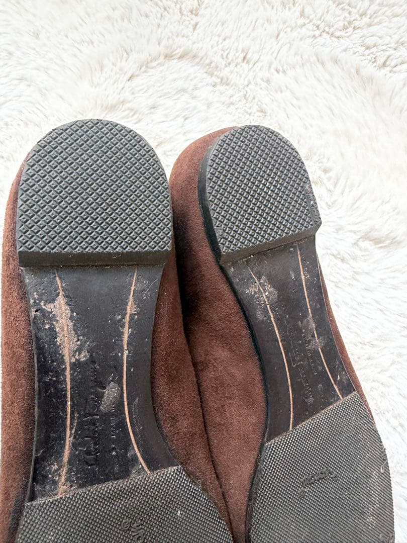 フェラガモ　スウェード　ラウンド　フラットシューズ